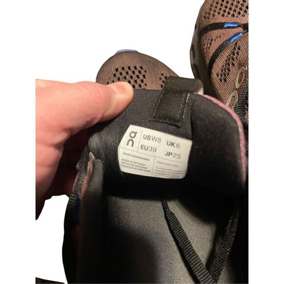 On Womens Black and burgundy Lace Up Cloudsurfer Trail Running Sneakers Shoes S - Picture 4 of 9